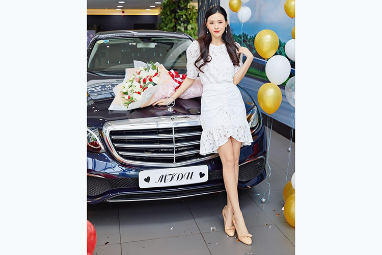 Ngắm chiếc Mercedes E-Class 2019 sang trọng vừa "về đội" hot girl Midu 7 Ngắm chiếc Mercedes E-Class 2019 sang trọng vừa "về đội" hot girl Midu a7