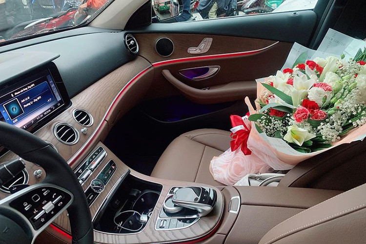 Ngắm chiếc Mercedes E-Class 2019 sang trọng vừa "về đội" hot girl Midu 4 Ngắm chiếc Mercedes E-Class 2019 sang trọng vừa "về đội" hot girl Midu a4