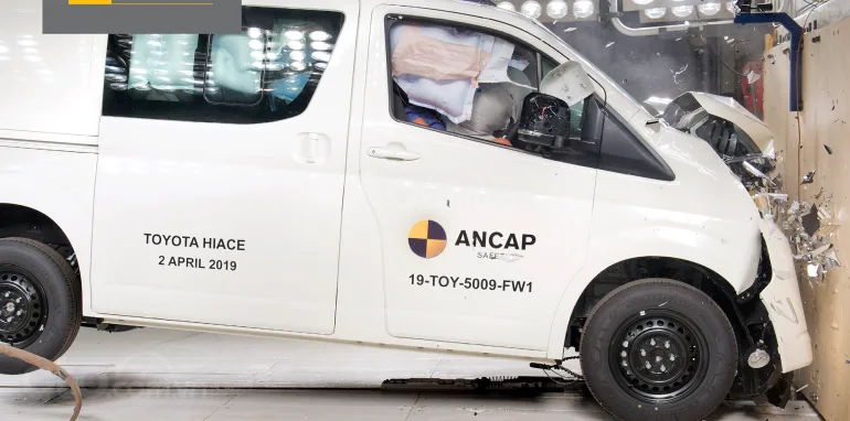 Toyota HiAce 2019 đảm bảo độ an toàn sánh ngang SUV