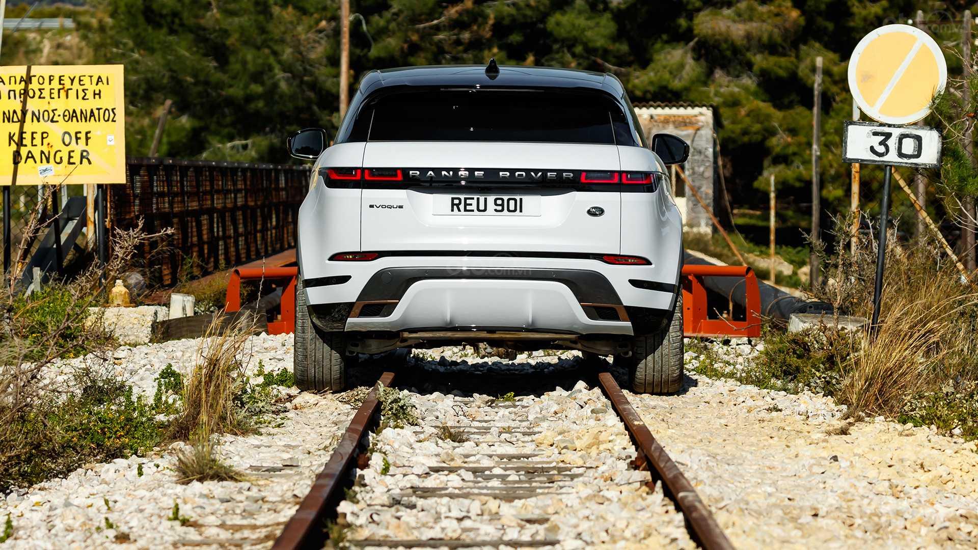 5 trang bị nổi bật của Range Rover Evoque 2020: Camera gầm xe đuôi xe Range Rover Evoque 2020