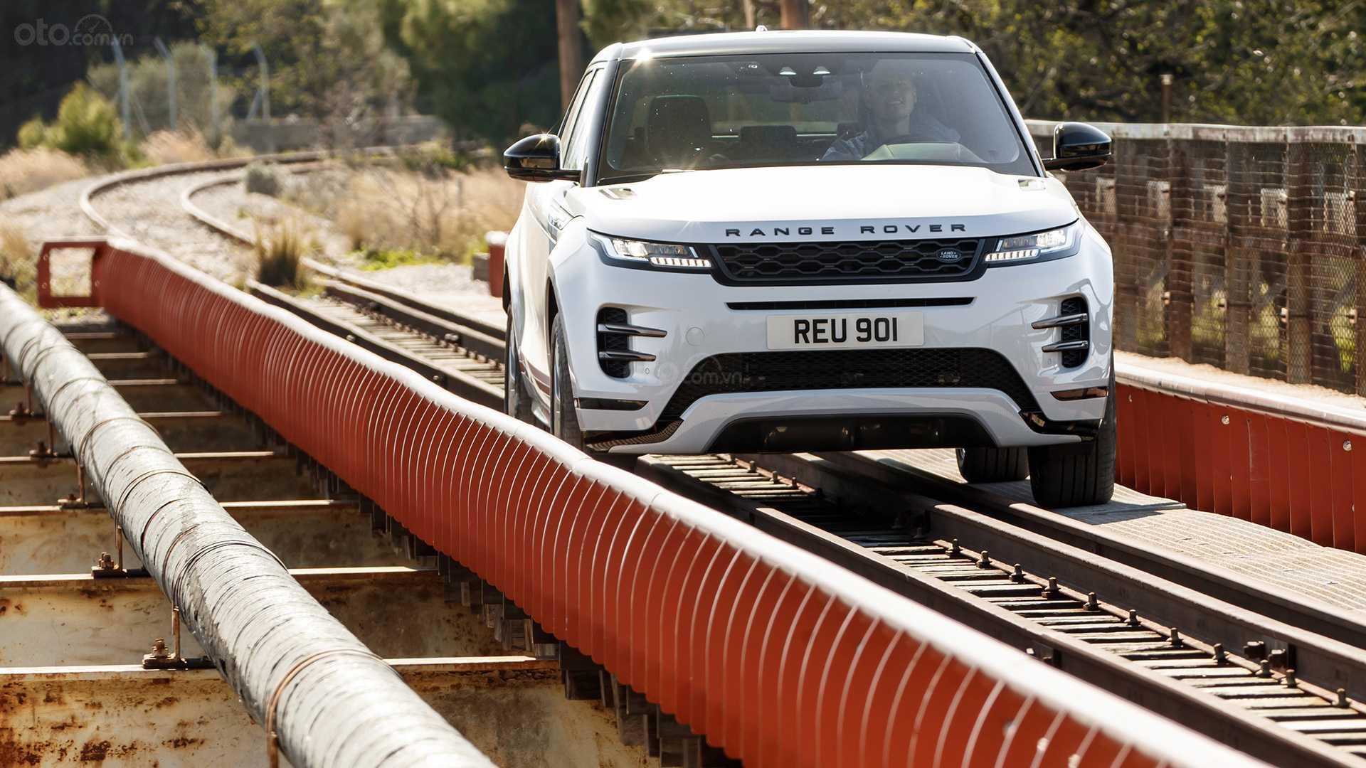 5 trang bị nổi bật của Range Rover Evoque 2020 Range Rover Evoque 2020 đang đi trên cầu