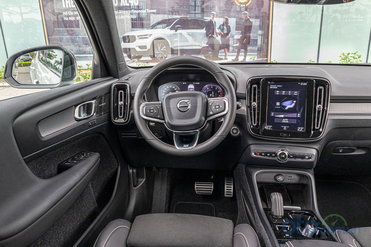 Vô-lăng trên Volvo XC40 2019 vẫn có kiểu dáng giống như các mẫu xe khác của Volvo Vô-lăng trên Volvo XC40 2019 vẫn có kiểu dáng giống như các mẫu xe khác của Volvo.