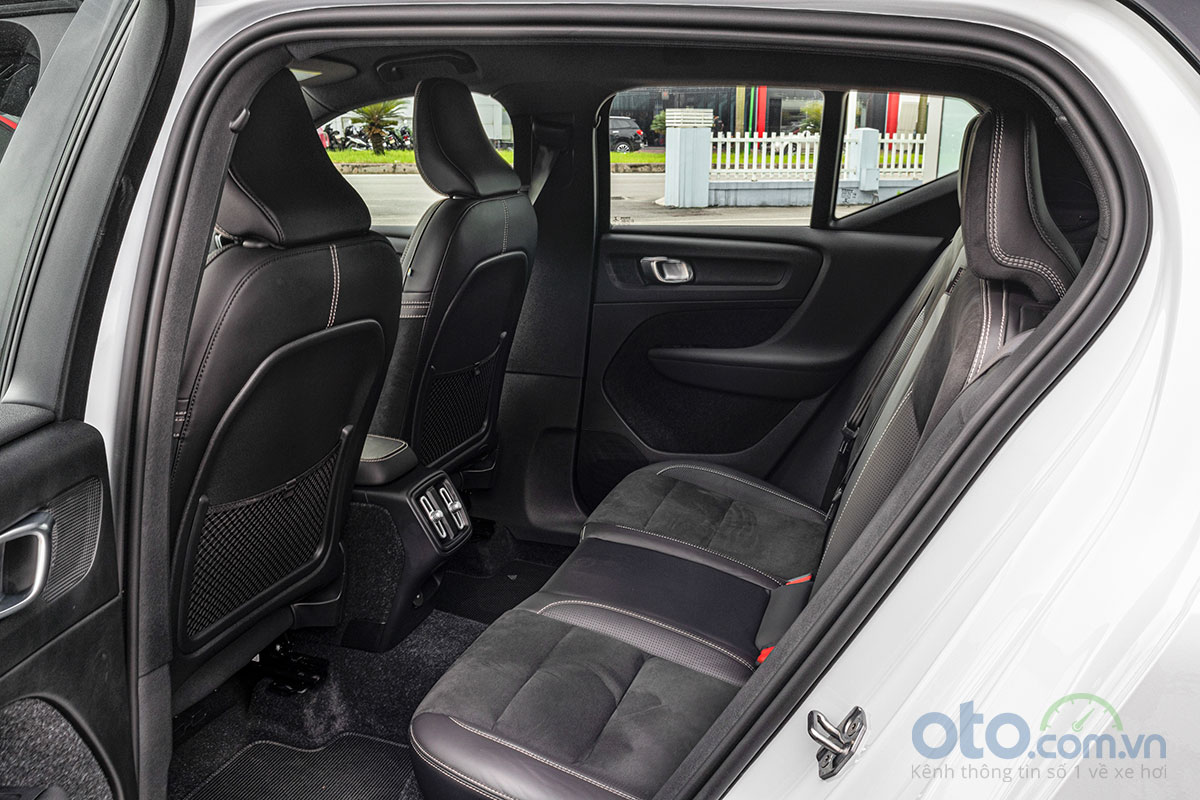 Dù kích thước nhỏ gọn nhưng không gian hàng ghế sau của Volvo XC40 2019 vẫn đảm bảo sự rộng rãi Dù kích thước nhỏ gọn nhưng không gian hàng ghế sau của Volvo XC40 2019 vẫn đảm bảo sự rộng rãi.