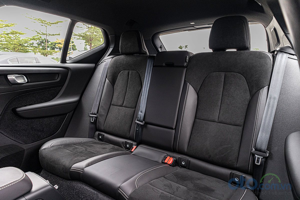 Hàng ghế sau chỉ trang bị 2 tựa đầu cho hành khách ngồi trên Volvo XC40 2019 Hàng ghế sau chỉ trang bị 2 tựa đầu cho hành khách ngồi trên Volvo XC40 2019.