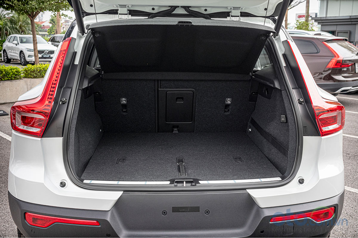 Khoang hành lý của Volvo XC40 2019 được đánh giá là rộng rãi với dung tích 430 lít Khoang hành lý của Volvo XC40 2019 được đánh giá là rộng rãi với dung tích 430 lít.