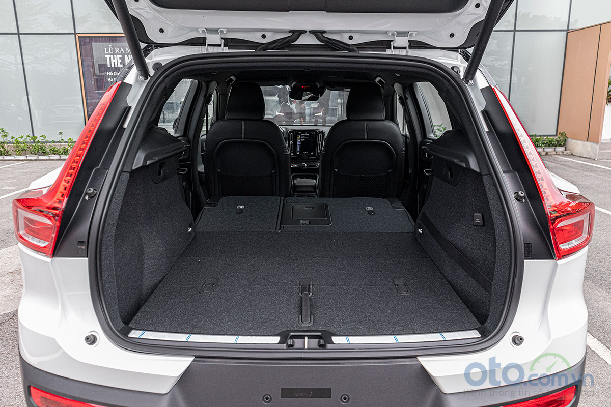 Gập hàng ghế sau xuống, không gian chở đồ của Volvo XC40 2019 sẽ lên 1,336 lít Gập hàng ghế sau xuống, không gian chở đồ của Volvo XC40 2019 sẽ lên 1,336 lít.