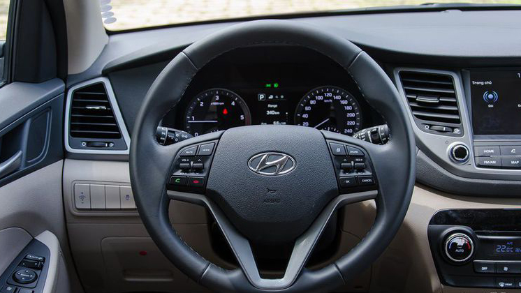 So sánh xe Hyundai Tucson 2019 và Mazda CX-5 2019 về táp-lô và vô-lăng 3