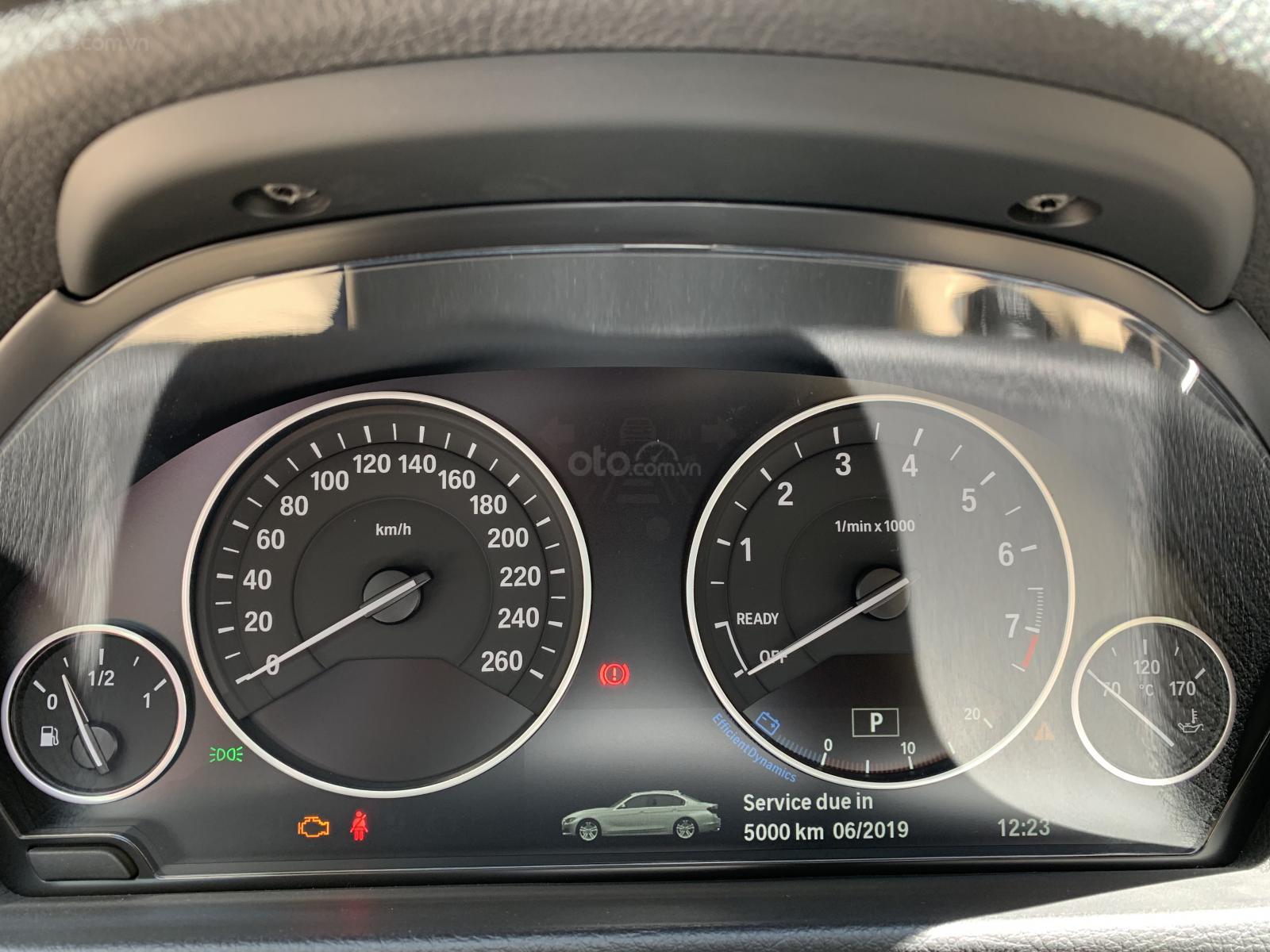 Cụm đồng hồ xe BMW 320i 2019.