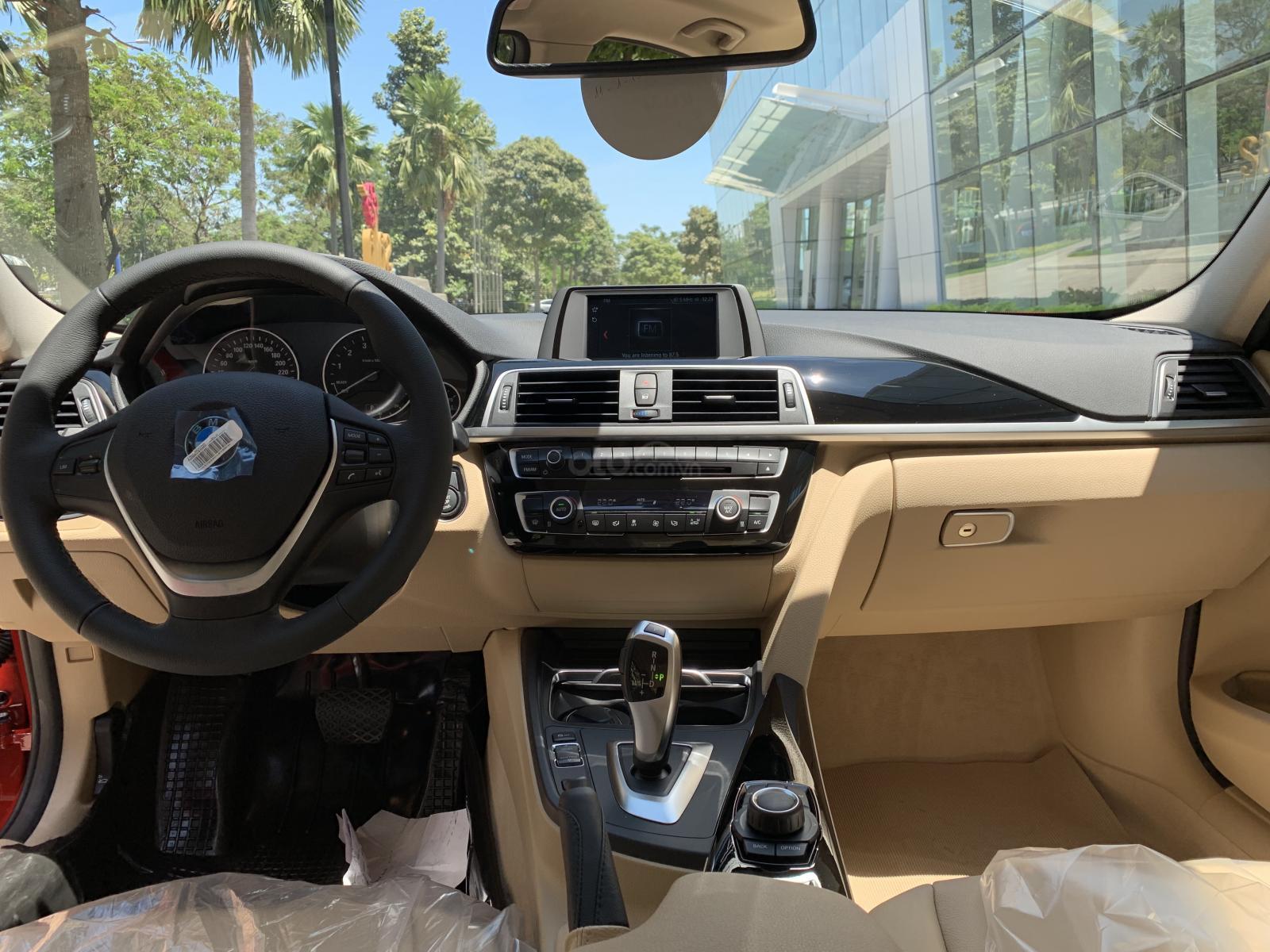 Nội thất xe BMW 320i 2019.