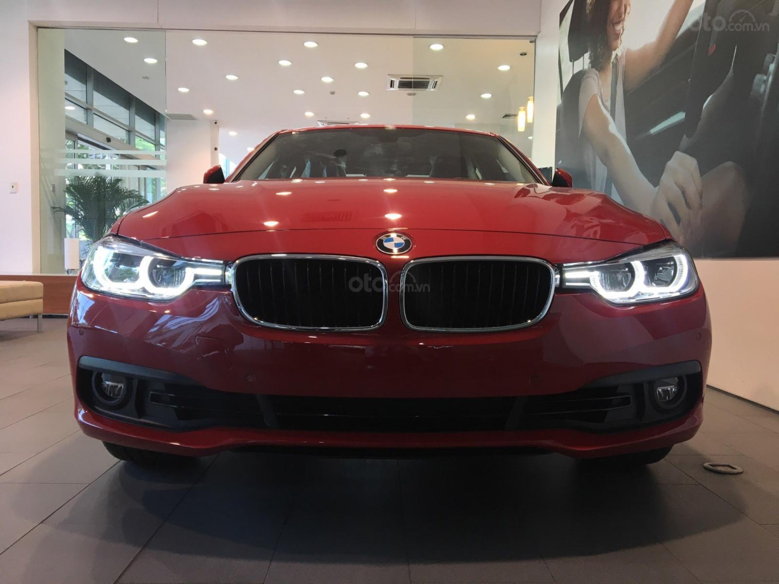 Đánh giá xe BMW 320i 2019 về thiết kế đầu xe.