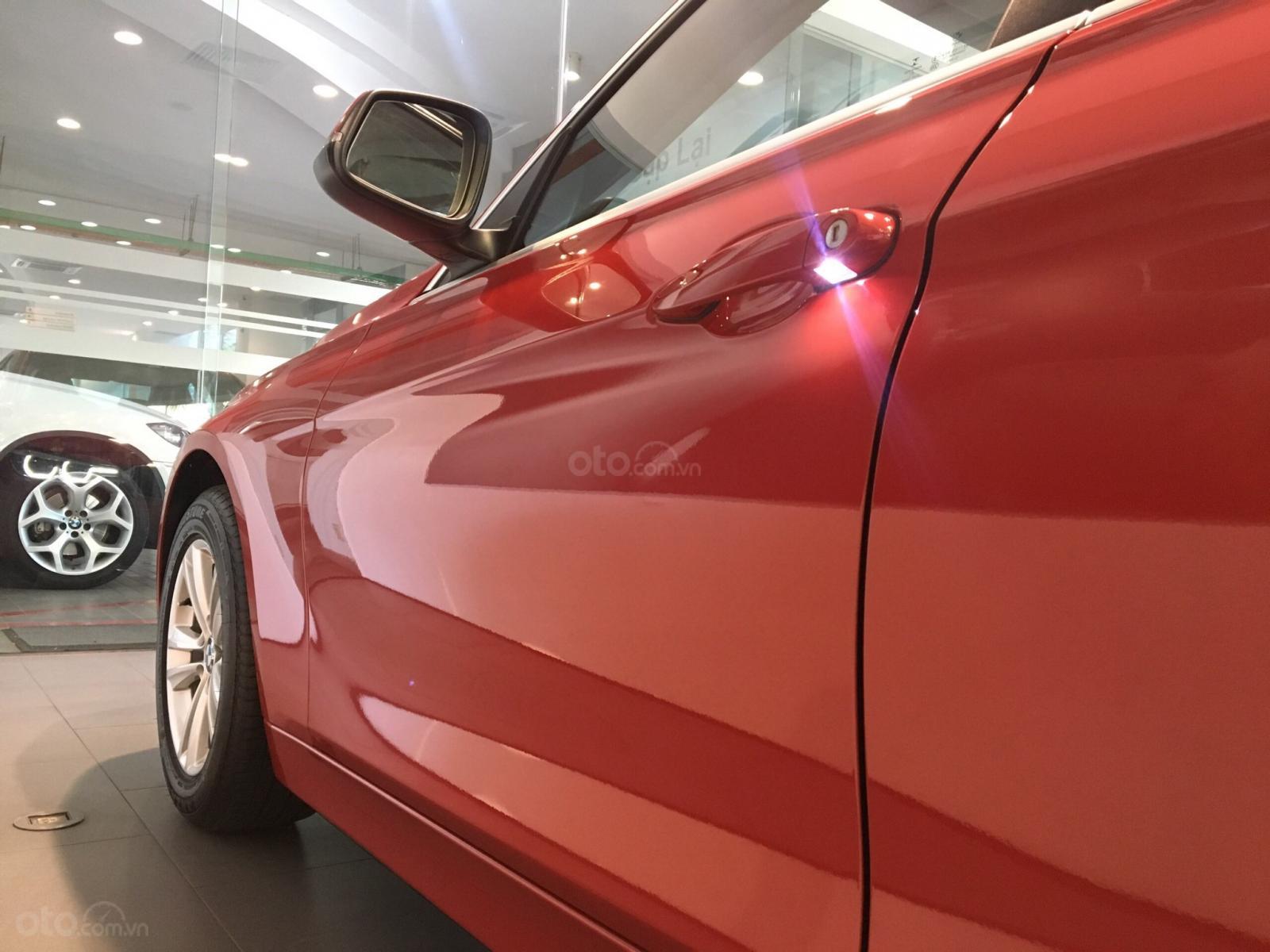 Đánh giá xe BMW 320i 2019: Tay nắm cửa.