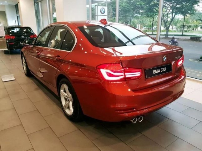 Đánh giá xe BMW 320i 2019: Đuôi xe.