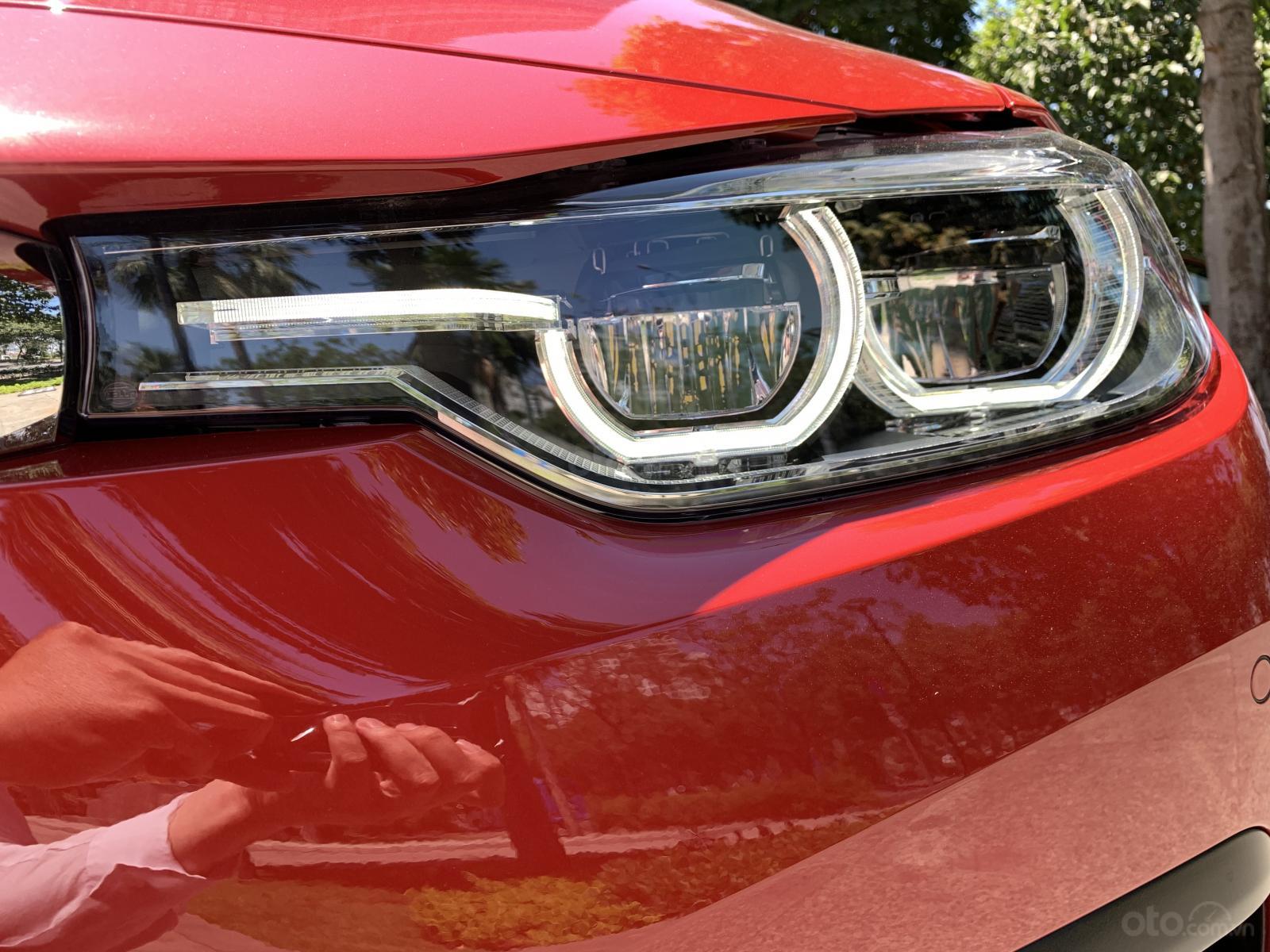 Đánh giá xe BMW 320i 2019: Đèn pha.
