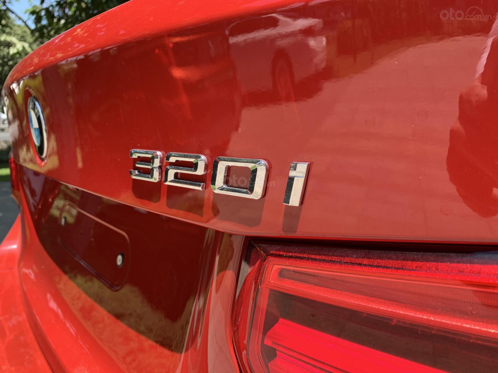 Đánh giá xe BMW 320i 2019: Nắp ca pô.