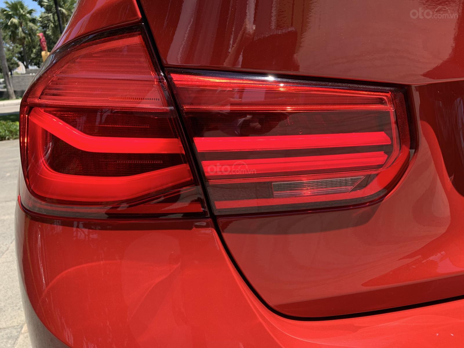 Đánh giá xe BMW 320i 2019: Đèn hậu.