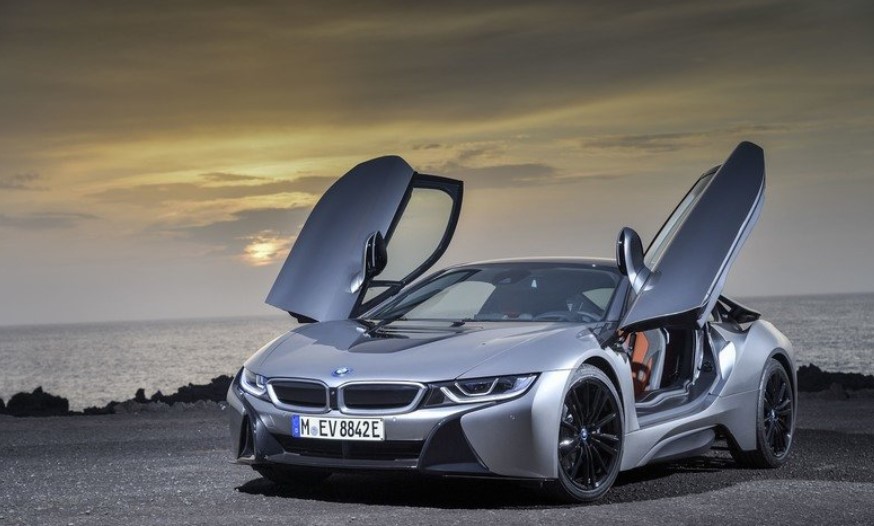 Đầu xe BMW i8.