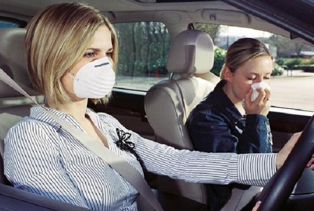 Mùi hôi trên xe ô tô khiến người sử dụng xe cảm thấy khó chịu.