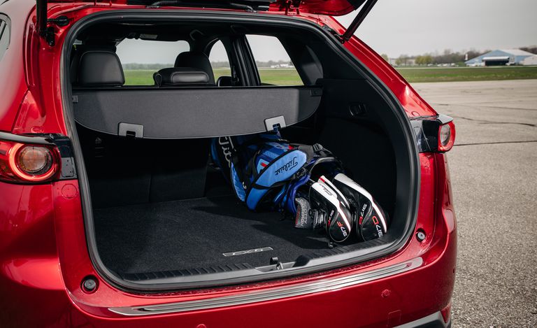 So sánh Mazda CX-5 với Toyota RAV4 2019.