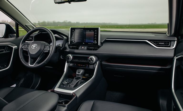 So sánh Mazda CX-5 với Toyota RAV4 2019.