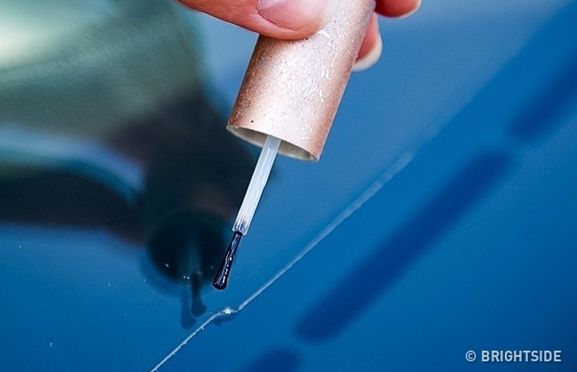 Xử lý vết trầy xước nhẹ trên xe ô tô bằng sơn móng tay.