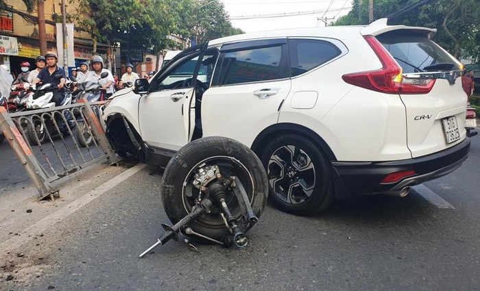 Honda CR-V bị gãy trục bánh xe sau khi đâm vào dải phân cách trên đường...