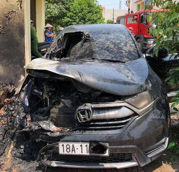 Honda CR-V bốc cháy ở Nam Định...