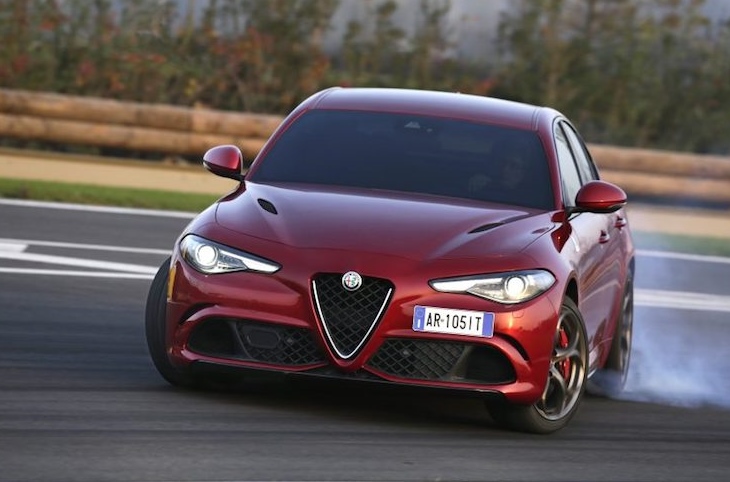 10 xe hơi đẹp nhất thế giới hiện nay: Alfa Romeo Giulia Quadrifoglio 1.