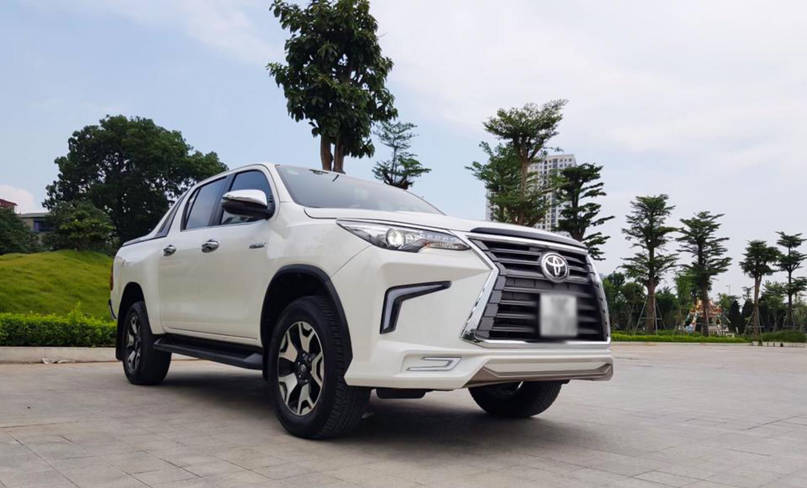 Toyota Hilux tại Việt Nam "hóa thân" thành Lexus LX 570 a24