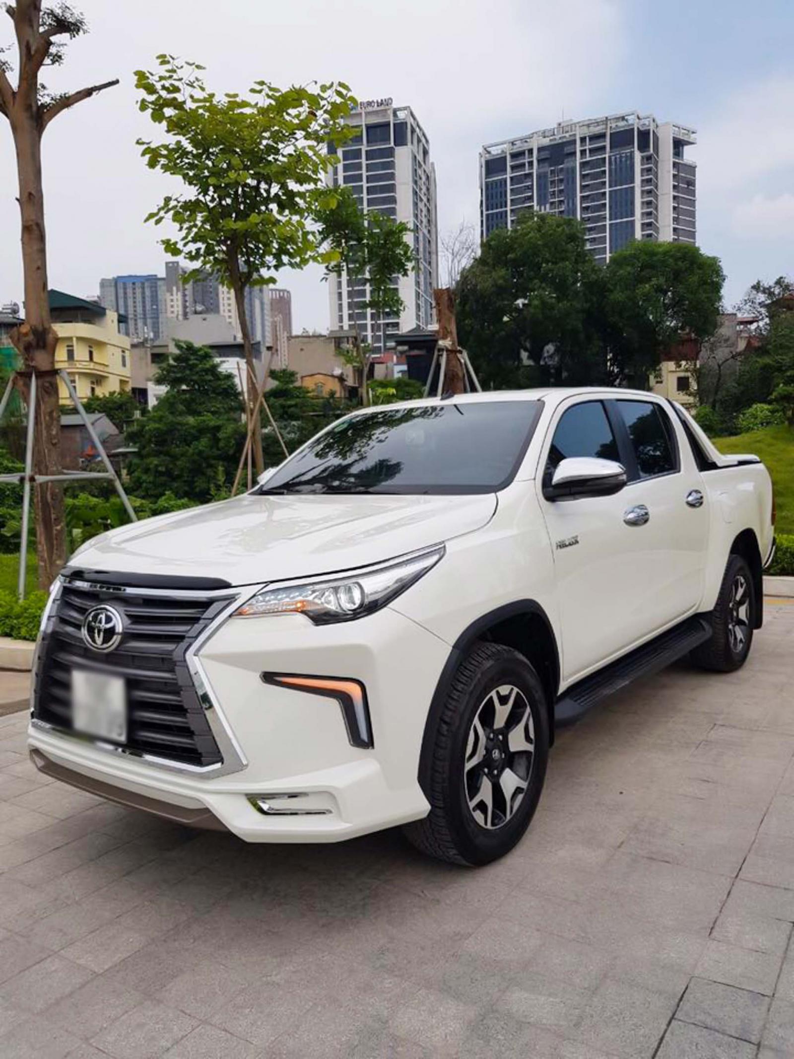 Toyota Hilux tại Việt Nam "hóa thân" thành Lexus LX 570 a27