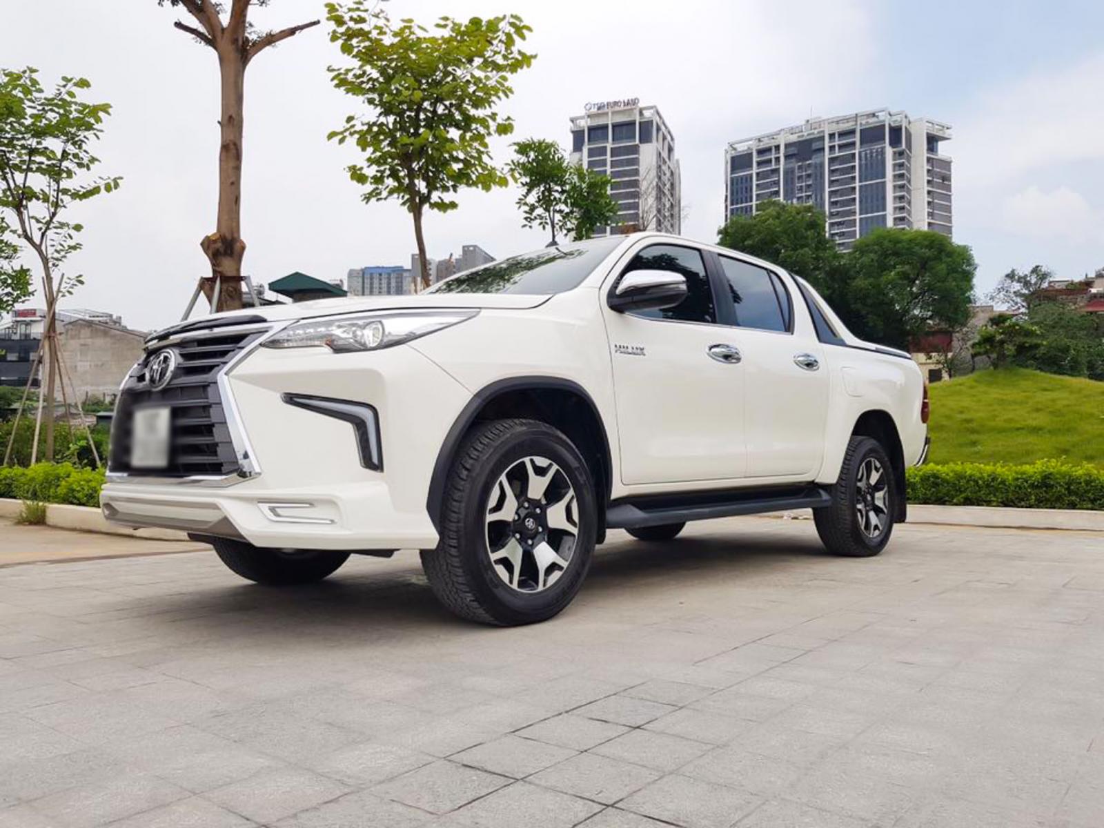 Toyota Hilux tại Việt Nam "hóa thân" thành Lexus LX 570 a25