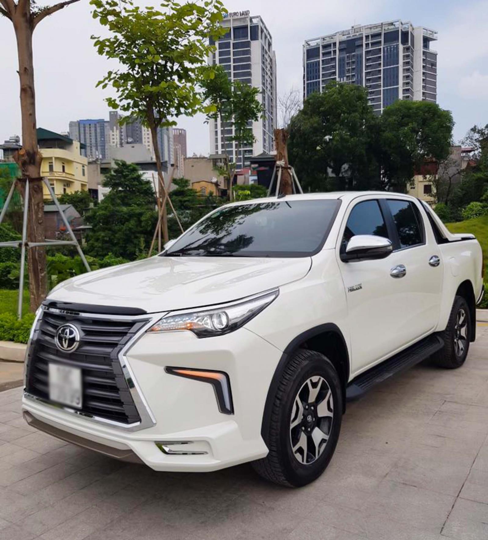 Toyota Hilux tại Việt Nam "hóa thân" thành Lexus LX 570 a4