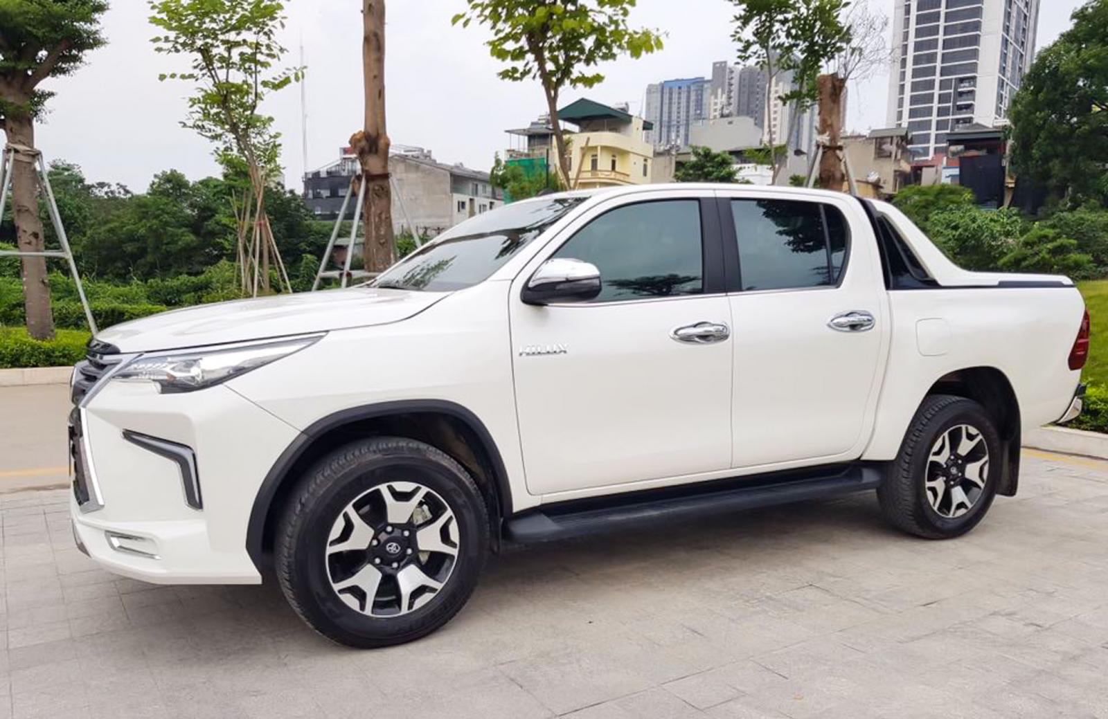 Toyota Hilux tại Việt Nam "hóa thân" thành Lexus LX 570 a21