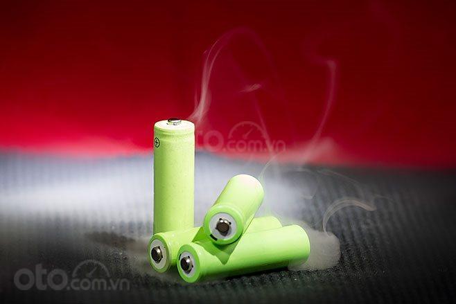 Sự ổn định của pin điện bị ảnh hưởng nhiều bởi nhiệt độ Sự ổn định của pin điện bị ảnh hưởng nhiều bởi nhiệt độ.