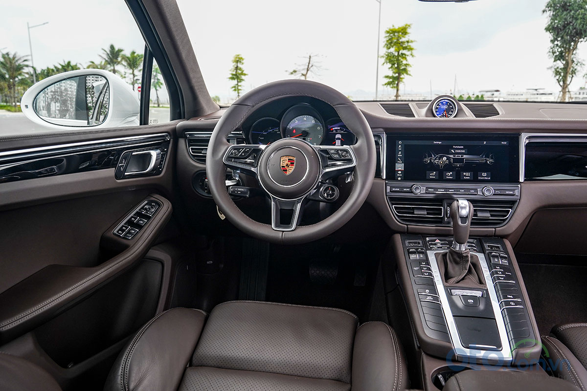 Khoang lái của Porsche Macan 2019.