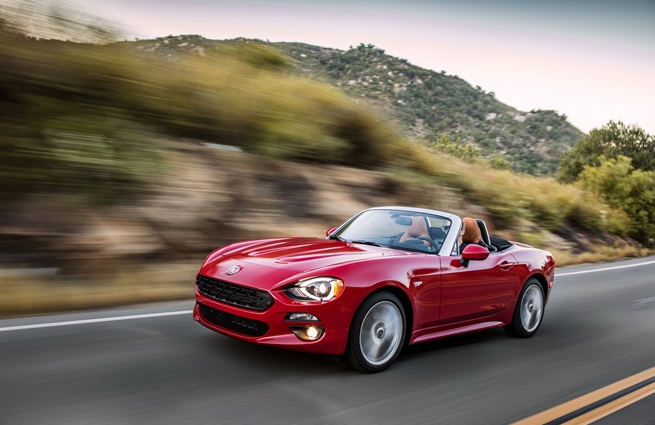 Chiếc xe thể thao mui trần Fiat 124 Spider Classica có ngoại hình đẹp mắt.