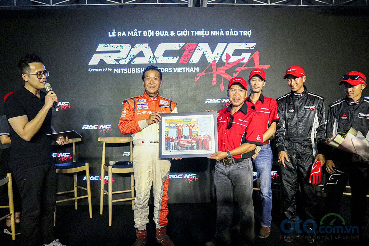 Ông Masuoka trao tấm hình kỷ niệm cho đội đua RACING AKA.
