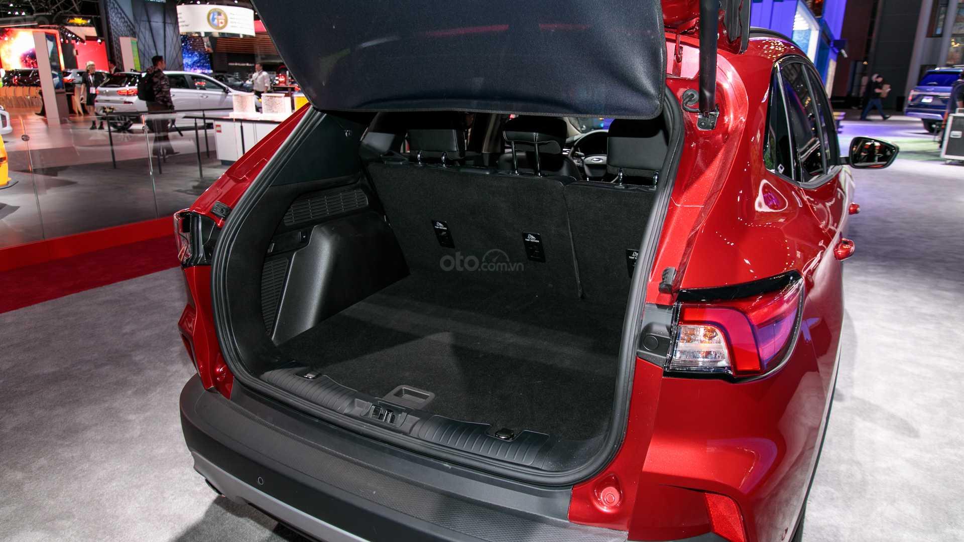 Đánh giá xe Ford Escape 2020 về thể tích khoang hành lý.