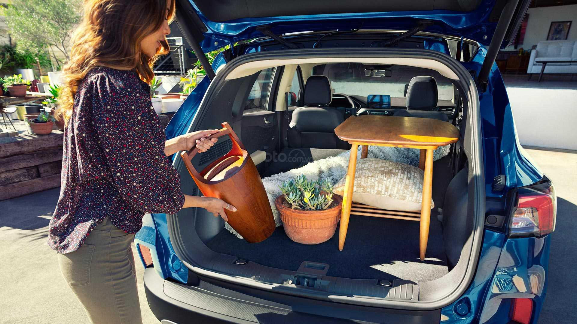 Đánh giá xe Ford Escape 2020 về thể tích khoang hành lý.