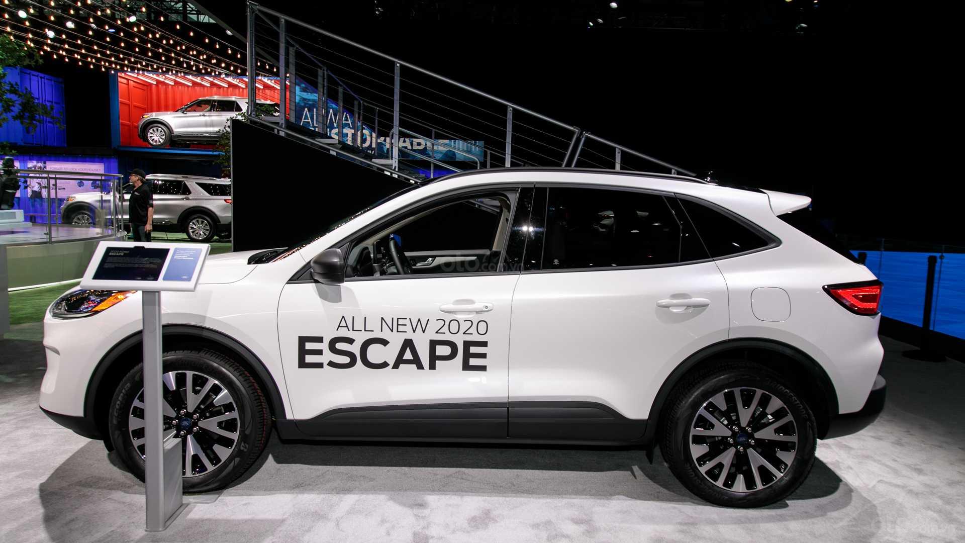 Đánh giá xe Ford Escape 2020 - thân xe 1