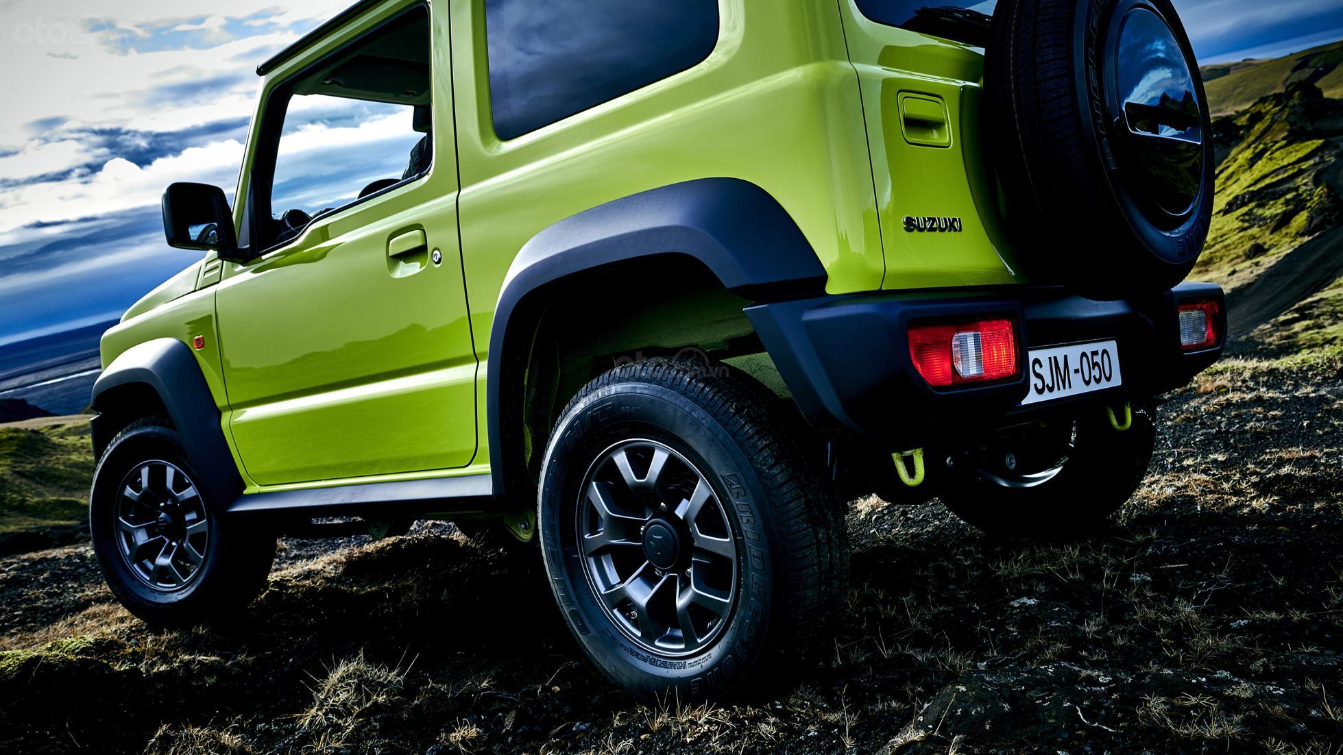 Suzuki Jimny 2020: góc 3/4 đuôi xe