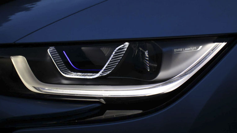 Đèn pha Laser trang bị trên mẫu xe BMW i8...