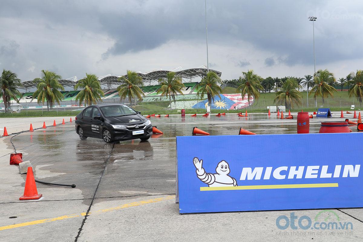 Cảm nhận khác biệt khi lái xe lắp lốp Michelin với các đối thủ lốp khác 1.