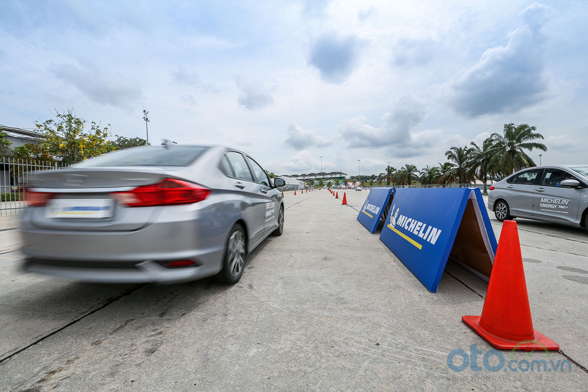 MICHELIN Energy XM2+ thể hiện sự vượt trội về quãng đường phanh ngắn.
