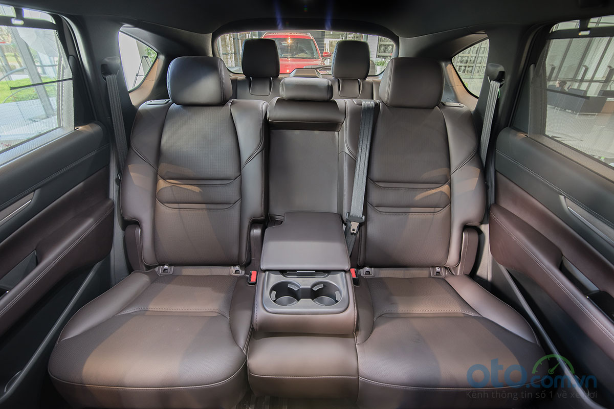 Không gian dành cho 2 hàng ghế phía sau của Mazda CX-8 được đánh giá là rộng rãi nhờ sở hữu kích thước lớn.
