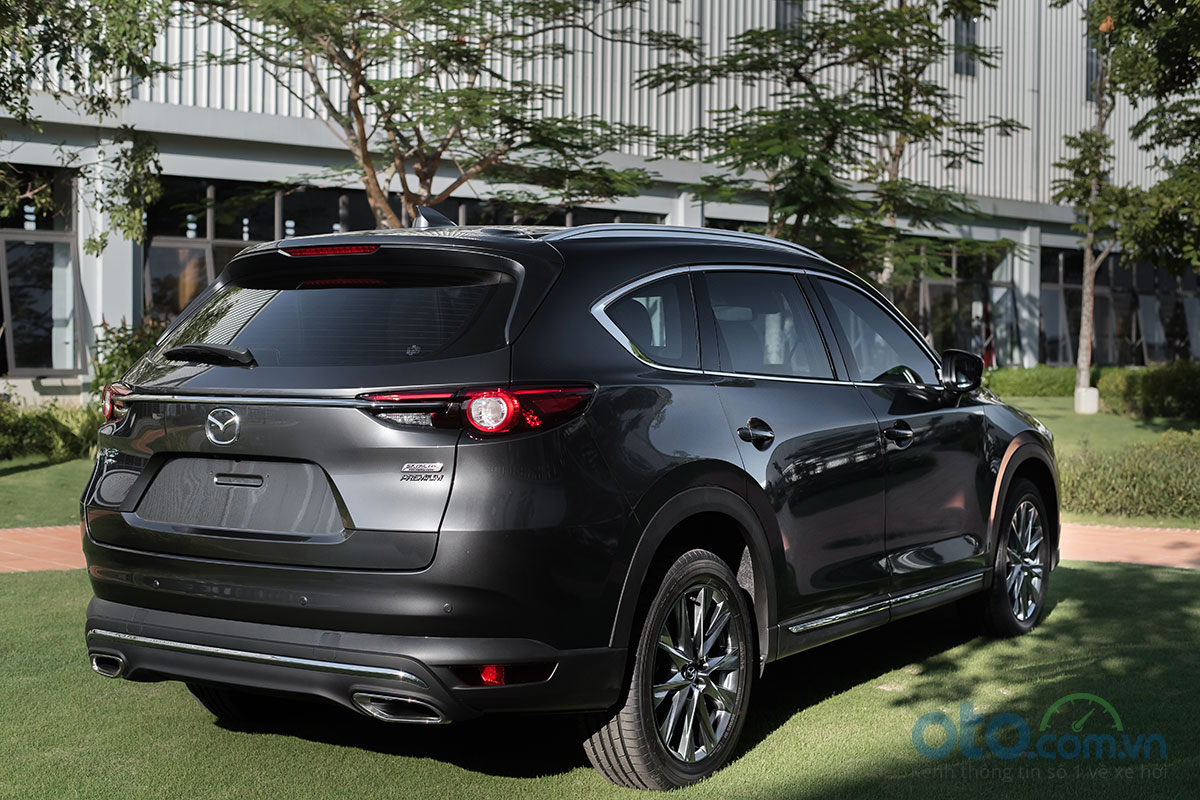 Đuôi xe Mazda CX-8 nổi bật với dải crôm chạy ngang nối liền cụm đèn hậu .