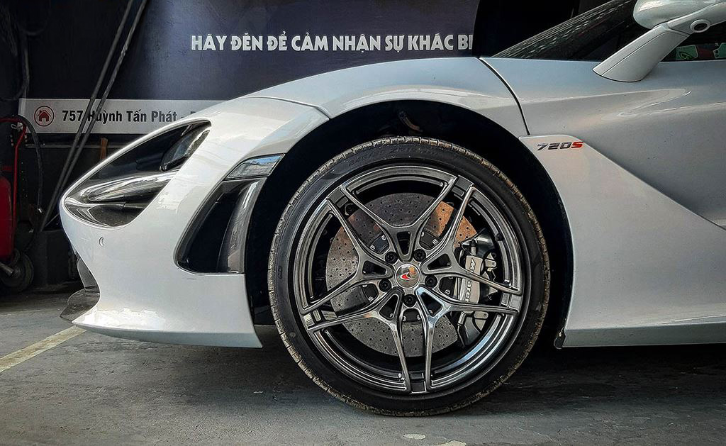 Khoảnh khắc McLaren 720S Launch Edition đầu tiên tại Việt Nam vi vu trên phố a7