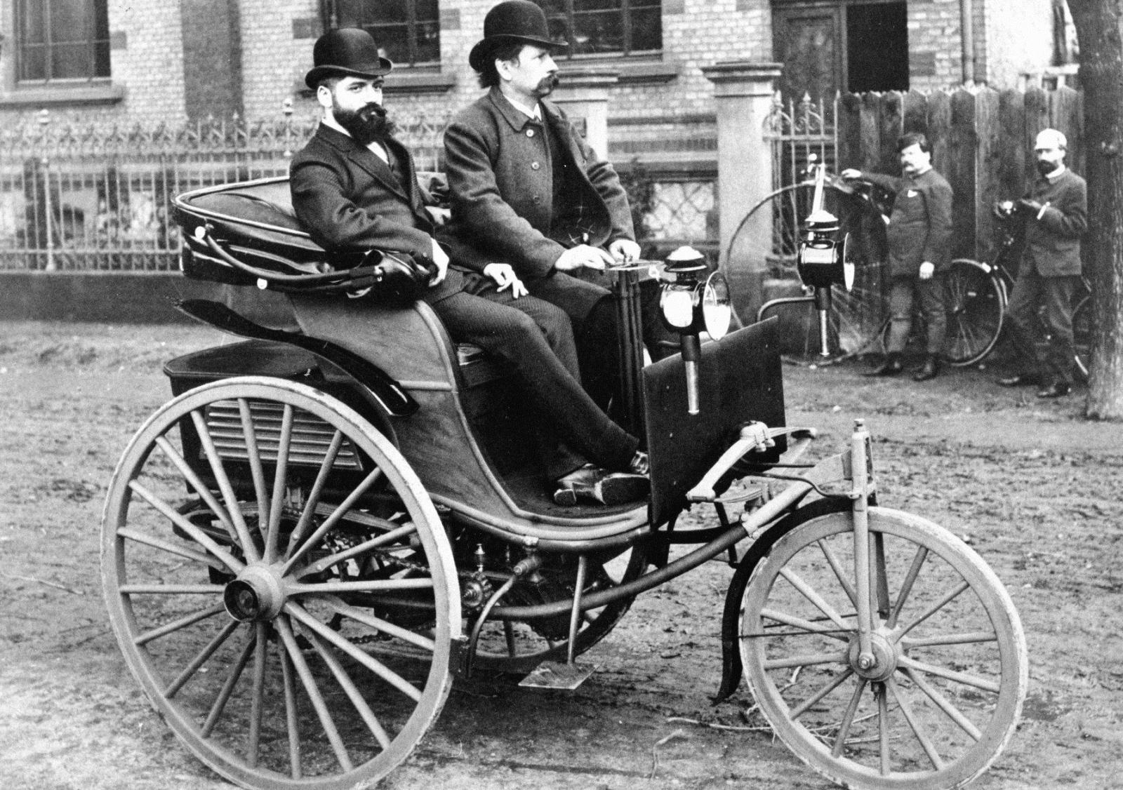 Ô tô đầu tiên trên thế giới Benz Patent Motorwagen ra đời vào năm 1885.