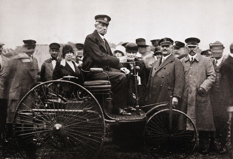 Karl Benz - cha đẻ của chiếc ô tô đầu tiên trên thế giới Benz Patent Motorwagen.