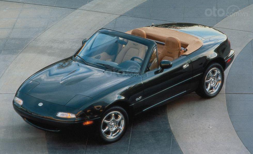 1999: Miata MX-5 thế hệ thứ hai xuất hiện.