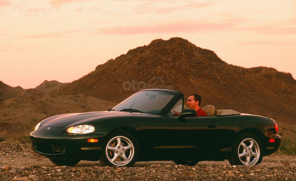 1999: Miata lên 10 tuổi, ra mắt một phiên bản kỉ niệm.